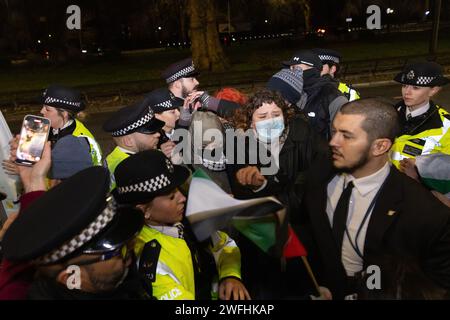 Londra, Regno Unito. 30 gennaio 2024. Gli attivisti anti-commercio di armi chiedono che un attivista (l) sia rilasciato dagli agenti della polizia metropolitana durante una protesta fuori dal JW Marriott Grosvenor House Hotel contro la cena annuale ADS. L'ADS Annual Dinner riunisce rappresentanti di aziende del settore aerospaziale, della difesa, della sicurezza e spaziale del Regno Unito. Gli sponsor dell'evento includono BAE Systems che fornisce componenti per gli aerei da combattimento F-35 utilizzati da Israele durante la sua invasione di Gaza. Crediti: Mark Kerrison/Alamy Live News Foto Stock