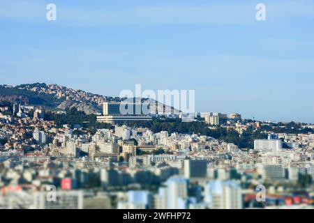 Vista dall'alto dell'Aurassi Hotel sulla cima della città di Algeri. Foto Stock