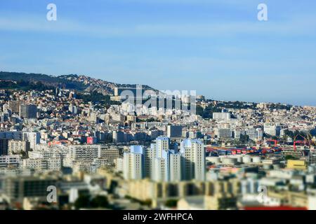 Vista dall'alto dell'Aurassi Hotel sulla cima della città di Algeri. Foto Stock