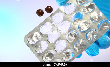 Tablet e confezione vuota da tablet su superficie trasparente, vista dal basso. Foto Stock