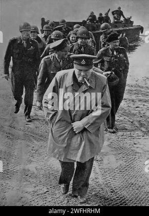 Il 25 marzo 1945, il primo ministro Winston Churchill, insieme al generale Mongomery, attraversò il Reno, in Germania, su un mezzo da sbarco durante gli ultimi giorni della seconda guerra mondiale in Europa. Foto Stock