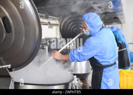 (240131) -- WUHAN, 31 gennaio 2024 (Xinhua) -- Un membro del personale prepara piatti per pasti al sacco presso una base di catering ferroviaria a Wuhan, nella provincia di Hubei, nella Cina centrale, 30 gennaio 2024. Dotata di una moderna linea di produzione di pasti al sacco, la base di catering ferroviaria si è occupata di fornire pasti al sacco per i treni ad alta velocità sotto la gestione della China Railway Wuhan Bureau Group Co., Ltd Durante la corsa di quest'anno al Festival di primavera, iniziata il 26 gennaio, la China Railway Wuhan Bureau Group Co., Ltd. Ha lanciato quattro nuovi piatti con sapori locali di Wuhan. I pasti al sacco con specialità gastronomiche locali Foto Stock