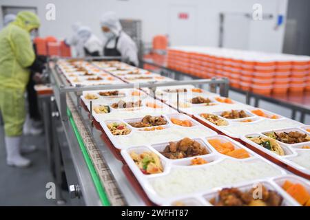 (240131) -- WUHAN, 31 gennaio 2024 (Xinhua) -- i membri del personale si preparano per i pasti al sacco presso una base di catering ferroviaria a Wuhan, nella provincia di Hubei della Cina centrale, 30 gennaio 2024. Dotata di una moderna linea di produzione di pasti al sacco, la base di catering ferroviaria si è occupata di fornire pasti al sacco per i treni ad alta velocità sotto la gestione della China Railway Wuhan Bureau Group Co., Ltd Durante la corsa di quest'anno al Festival di primavera, iniziata il 26 gennaio, la China Railway Wuhan Bureau Group Co., Ltd. Ha lanciato quattro nuovi piatti con sapori locali di Wuhan. Pasti al sacco con prelibatezze locali Foto Stock