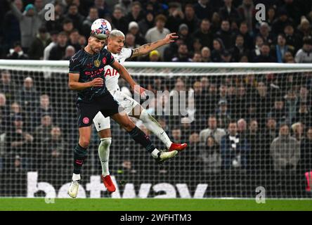 Ruben Dias di Manchester City e Richarlison di Tottenham Hotspur combattono per la palla. Emirates fa Cup, 4° turno, Tottenham Hotspur contro Manchester City Foto Stock