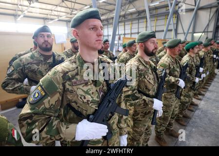 Sarajevo, Bosnia-Erzegovina. 31 gennaio 2024. In un'atmosfera festosa, la consegna del comando EUFOR ha avuto luogo oggi nella base di Butmir vicino a Sarajevo, e l'esperto maggiore generale ungherese Laszlo Sticz ha assunto le chiavi di comando, a Sarajevo, in Bosnia ed Erzegovina, il 31 gennaio 2024. Foto: Armin Durgut/PIXSELL credito: Pixsell/Alamy Live News Foto Stock