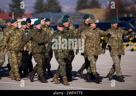 Sarajevo, Bosnia-Erzegovina. 31 gennaio 2024. In un'atmosfera festosa, la consegna del comando EUFOR ha avuto luogo oggi nella base di Butmir vicino a Sarajevo, e l'esperto maggiore generale ungherese Laszlo Sticz ha assunto le chiavi di comando, a Sarajevo, in Bosnia ed Erzegovina, il 31 gennaio 2024. Foto: Armin Durgut/PIXSELL credito: Pixsell/Alamy Live News Foto Stock