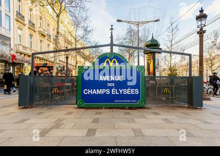 Filiale McDonald's con Patio in Avenue des Champs Elysées a Parigi, Francia Foto Stock