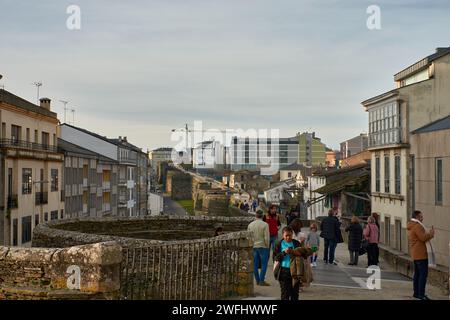 LUGO, SPAGNA; 27 gennaio 2024: Mura romane di Lugo accanto alle case della città. Galizia. Foto Stock