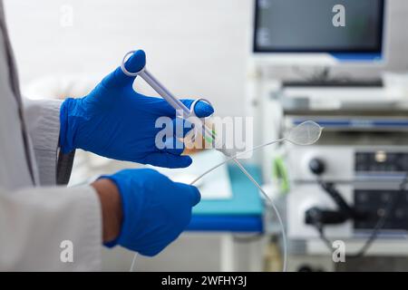 il medico mette un cerotto sul braccio di un paziente in ospedale con un braccio rotto Foto Stock