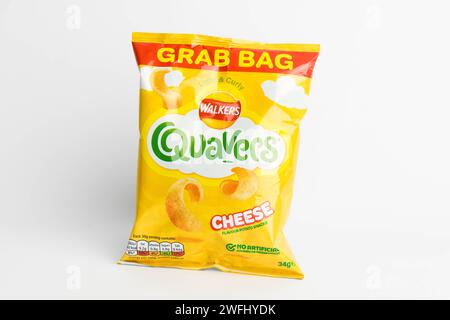 Londra, Regno Unito, 29 gennaio 2024: Un pacchetto di Walkers Quavers Cheese British Potato Snacks su sfondo bianco Foto Stock