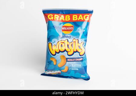 Londra, Regno Unito, 29 gennaio 2024:- Un pacchetto di Walkers Baked Wotsits very Cheesy British Potato Snacks su sfondo bianco Foto Stock