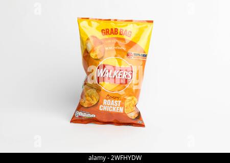 Londra, Regno Unito, 29 gennaio 2024: Un pacchetto di Walkers Roast Chicken British Potato Crisps su sfondo bianco Foto Stock