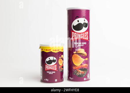 Londra, Regno Unito, 29 gennaio 2024:- Un tubo grande e piccolo di Pringles Texas BBQ Sauce patatine britanniche su sfondo bianco Foto Stock