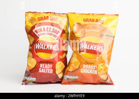 Londra, Regno Unito, 29 gennaio 2024: Un paio di pacchetti di Walkers British Potato Crisps su sfondo bianco Foto Stock