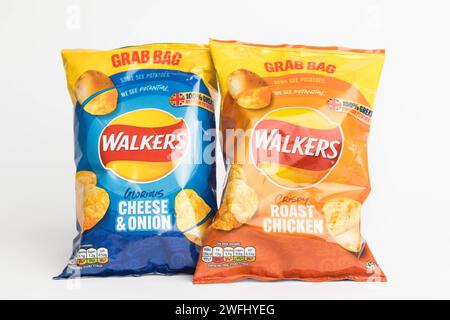 Londra, Regno Unito, 29 gennaio 2024: Un paio di pacchetti di Walkers British Potato Crisps su sfondo bianco Foto Stock