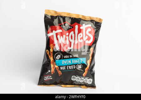 Londra, Regno Unito, 29 gennaio 2024: Un pacchetto di Jacobs Twiglets British Potato Snacks su sfondo bianco Foto Stock