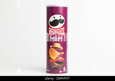 Londra, Regno Unito, 29 gennaio 2024:- Un tube di Pringles Texas BBQ Sauce patatine britanniche su sfondo bianco Foto Stock