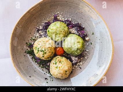 Knödel o gnocchi di pane Canederli, una specialità tipica dell'alto Adige o dell'alto Adige, Trentino alto Adige, Italia settentrionale Foto Stock