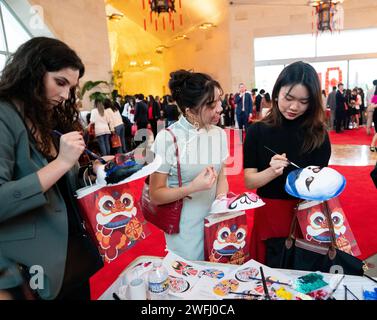 Washington, USA. 28 gennaio 2024. Gli ospiti provano a dipingere maschere dell'Opera di Pechino in un evento che celebra il 45° anniversario degli scambi tra studenti Cina e Stati Uniti e il Gala del Festival di Primavera per i giovani cinesi e americani presso l'Ambasciata Cinese a Washington DC, negli Stati Uniti, il 28 gennaio 2024. PER ANDARE CON 'l'ambasciatore cinese negli Stati Uniti chiede la fine degli ostacoli agli scambi educativi' credito: Liu Jie/Xinhua/Alamy Live News Foto Stock