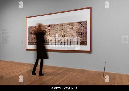 Londra, Regno Unito-14 dicembre 2023; sala della Tate galleria d'arte moderna con un movimento sfocato della persona che cammina nella stanza passando davanti alla stampa del giorno V di maggio di Andreas Foto Stock