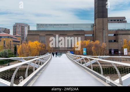 Londra, Regno Unito-12 dicembre 2023; facciata della galleria d'arte Tate Modern con arte moderna e contemporanea internazionale vista dalla sospensione in acciaio del Millennium Bridge Foto Stock