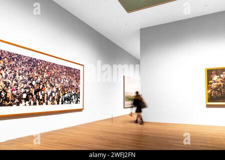 Londra, Regno Unito-14 dicembre 2023; sala della Tate galleria d'arte moderna con un movimento sfocato della persona che cammina nella stanza passando davanti alla stampa il giorno di maggio IV di Andreas Foto Stock