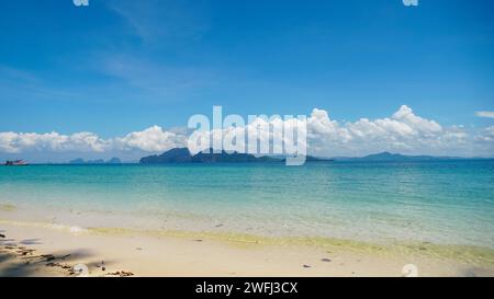 La spiaggia dell'isola di Koh Kradan in Thailandia, spiaggia rilassante con un oceano color turchese. Bellissima spiaggia estiva con sabbia bianca, acqua limpida e blu Foto Stock