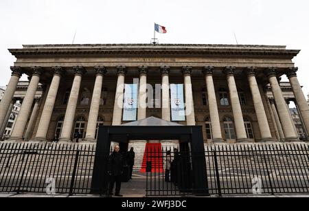 Parigi, Francia. 30 gennaio 2024. Poster di un evento di promozione turistica chiamato 'Nihao! La Cina si vede all'esterno del Brongniart di Parigi, in Francia, 30 gennaio 2024. Crediti: Gao Jing/Xinhua/Alamy Live News Foto Stock