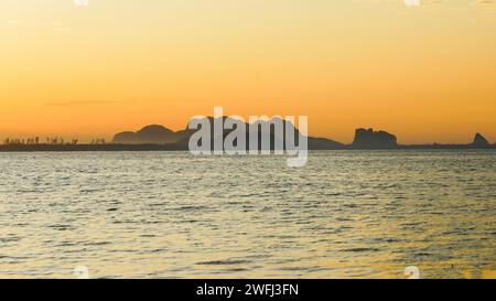 Tramonto o alba a Koh Mook (Koh Muk), Thailandia. Panorama di sulla spiaggia tropicale. Ultima luce del giorno sul Mare delle Andamane. Foto Stock