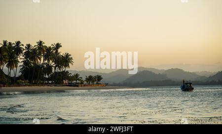 Tramonto o alba a Koh Mook (Koh Muk), Thailandia. Panorama di sulla spiaggia tropicale. Ultima luce del giorno sul Mare delle Andamane. Foto Stock