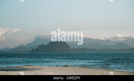 Tramonto o alba a Koh Mook (Koh Muk), Thailandia. Panorama di sulla spiaggia tropicale. Ultima luce del giorno sul Mare delle Andamane. Foto Stock