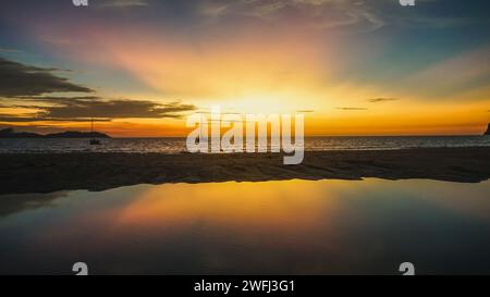 Tramonto o alba a Koh Mook (Koh Muk), Thailandia. Panorama di sulla spiaggia tropicale. Ultima luce del giorno sul Mare delle Andamane. Foto Stock