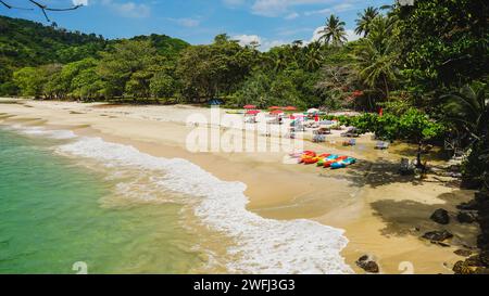 Splendida spiaggia e palme sull'isola di Koh Mook in Thailandia. Vista spiaggia tropicale con sabbia bianca e oceano color turchese. Foto Stock