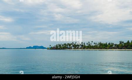 Splendida spiaggia e palme sull'isola di Koh Mook in Thailandia. Vista spiaggia tropicale con sabbia bianca e oceano color turchese. Foto Stock