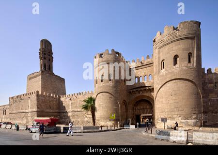 Fatimid City Wall Bab al-Futuh Conquest Gate al Banhai Street al Cairo, Egitto Foto Stock