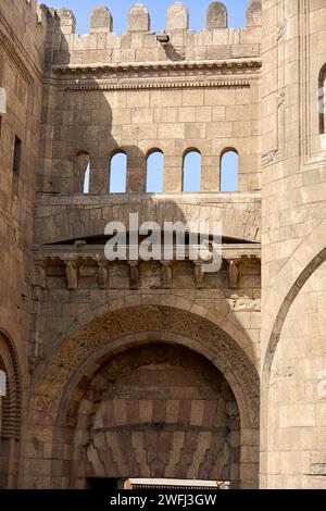 Fatimid City Wall Bab al-Futuh Conquest Gate al Banhai Street al Cairo, Egitto Foto Stock