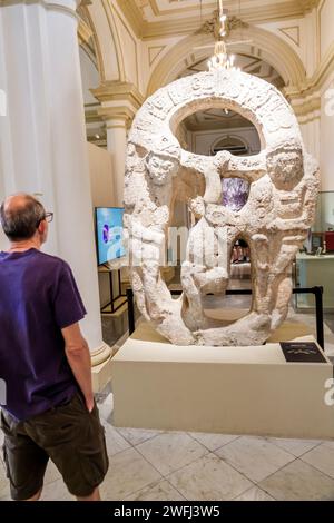 Merida Mexico, zona Paseo Montejo Centro, Museo Regional de Antropologia, Museo di antropologia della residenza Palacio Canton, la Estela de Tabi, scultura in pietra hu Foto Stock