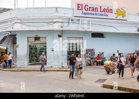 Merida Mexico, centro historico, centro storico, Calle 56, quartiere dello shopping, negozi di scarpe, affari, mercanti, mercato, ecc. Foto Stock