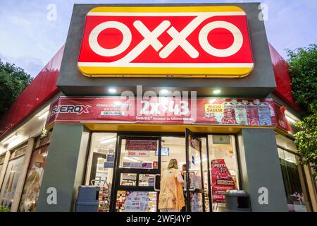 Merida Mexico, Centro, negozio di alimentari Oxxo, negozio di alimentari business bodega, ingresso esterno sera, esterno, facciata dell'edificio Foto Stock
