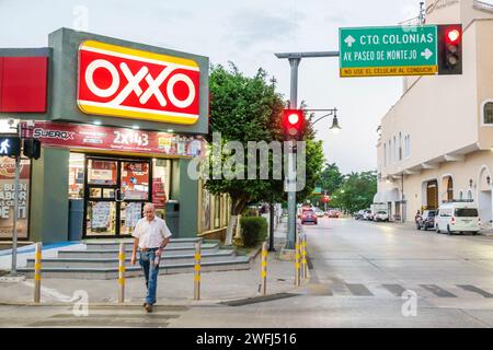 Merida Mexico, Centro, Oxxo minimarket, negozio di alimentari business bodega, ingresso esterno sera, uomo uomo uomo uomo, adulto, adulto, resid Foto Stock