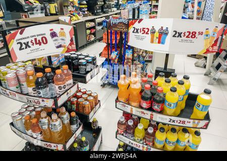 Merida Mexico, Centro, Oxxo minimarket, negozio di alimentari, negozio di alimentari bodega, vendita interna scaffali, vendita di bevande energetiche promozione Gat Foto Stock