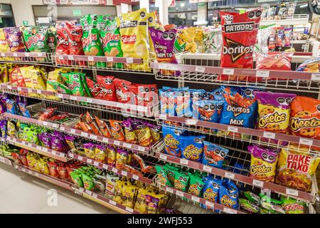 Merida Mexico, Centro, Oxxo minimarket, negozio di alimentari, negozio di alimentari, vendita interna, scaffali, spuntini Cheetos Doritos, patatine, cibo spazzatura Foto Stock
