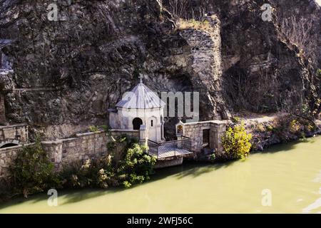 Piccola cappella con sede vicino alla chiesa dell'assunzione della Vergine Maria di Metekhi e al fiume Kura a Tbilisi, Georgia Foto Stock