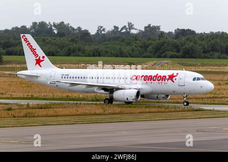 Aereo passeggeri Airbus A320 Corendon Airlines in arrivo all'aeroporto di Eindhoven. Eindhoven, Paesi Bassi - 22 giugno 2018 Foto Stock