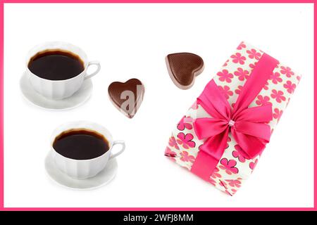 Una tazza di caffè e un regalo in una confezione festosa isolata su sfondo bianco. Collage. Spazio libero per il testo. Foto Stock