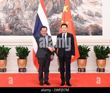 Pechino, Cina. 31 gennaio 2024. Il consigliere di Stato cinese e ministro della pubblica sicurezza Wang Xiaohong incontra Thawee Sodsong, ministro della giustizia della Thailandia e membro del Consiglio di controllo degli stupefacenti del Regno di Thailandia, a Pechino, capitale della Cina, il 31 gennaio 2024. Credito: Shen Hong/Xinhua/Alamy Live News Foto Stock