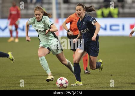 Sjoeke Nusken del Chelsea, Gaetane Thiney del Paris FC durante la UEFA Women's Champions League, gruppo D partita di calcio tra Paris FC e Chelsea il 30 gennaio 2024 allo stadio Sebastien Charlety di Parigi, in Francia Foto Stock