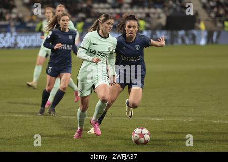 Maren Mjelde del Chelsea, Louna Ribadeira del Paris FC durante la UEFA Women's Champions League, gruppo D partita di calcio tra Paris FC e Chelsea il 30 gennaio 2024 allo stadio Sebastien Charlety di Parigi, in Francia Foto Stock