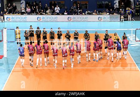 Vista dall'alto delle giocatrici di pallavolo che saluta sotto la rete durante la partita della Coppa CEV Milano-Istanbul Foto Stock