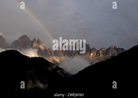 Panorama arcobaleno delle Odle nella Val di Funes delle Dolomiti Foto Stock